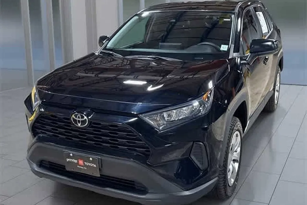 2022 Toyota RAV4 LE photo 1