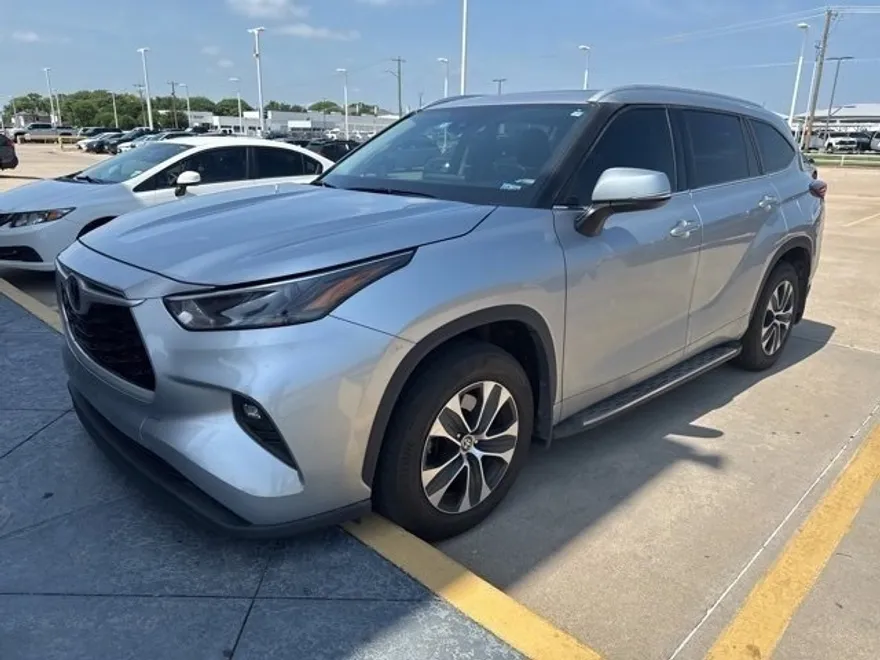 2022 Toyota Highlander XLE photo 1