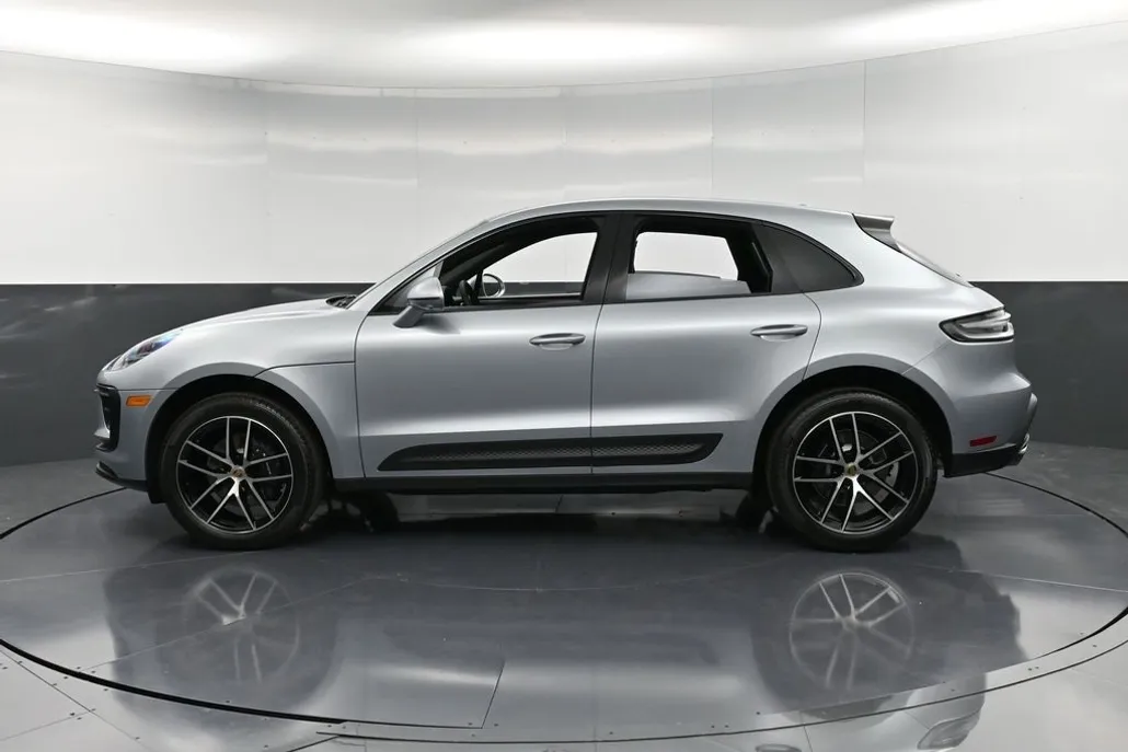 2026 Porsche Macan T photo 1
