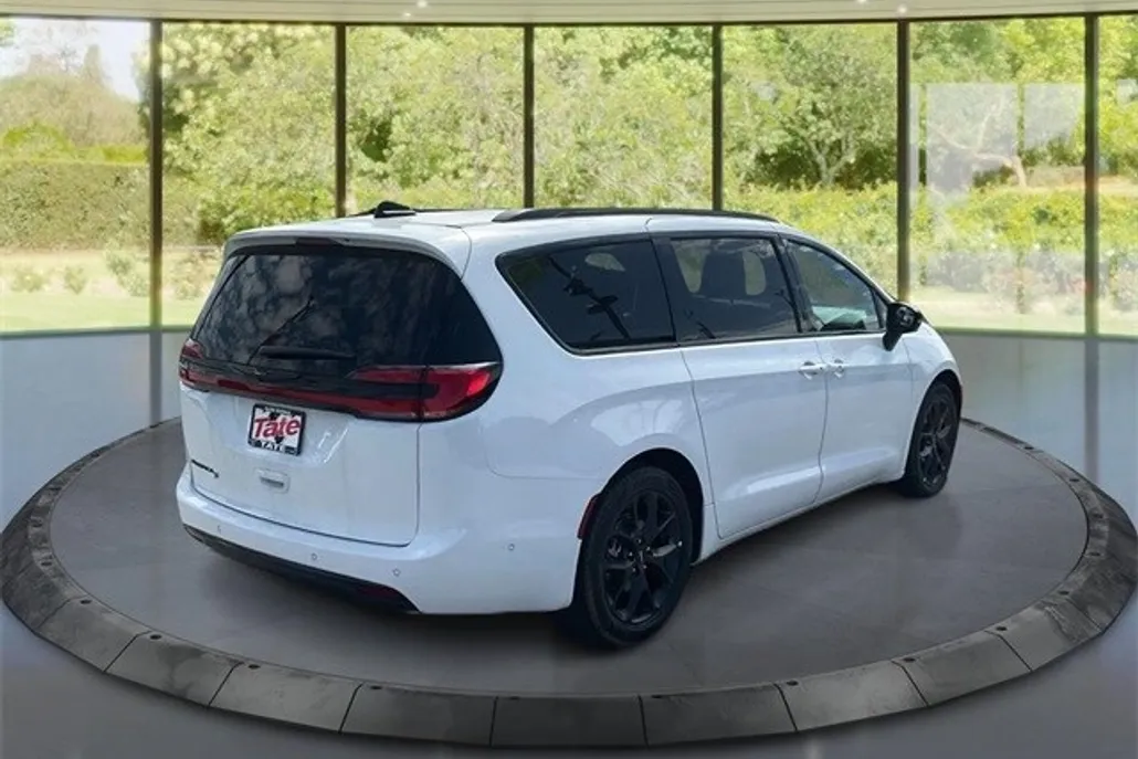 2024 Chrysler Pacifica Touring L photo 1