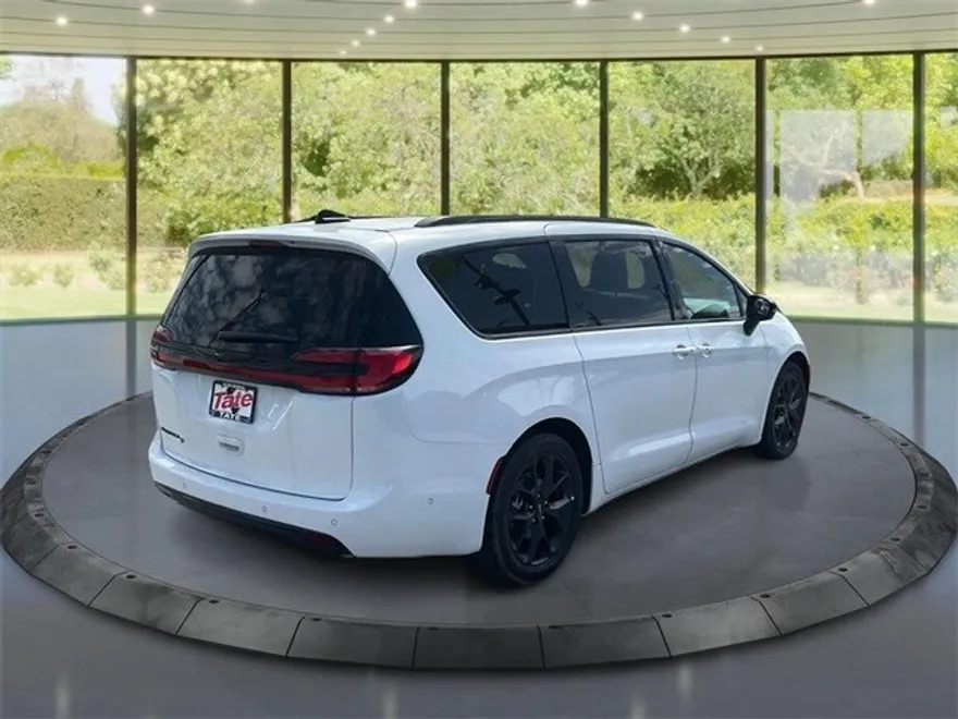 2024 Chrysler Pacifica Touring L photo 1