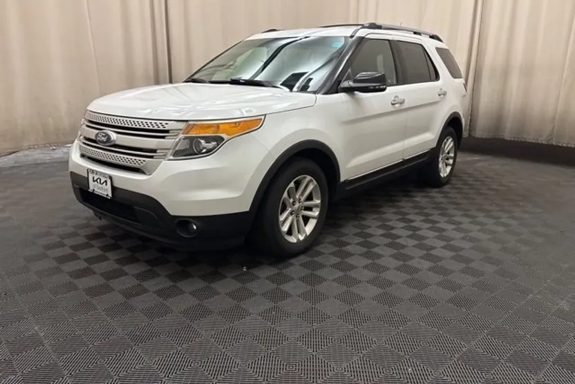 2015 Ford Explorer XLT photo 1