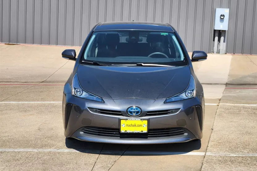 2019 Toyota Prius L photo 1