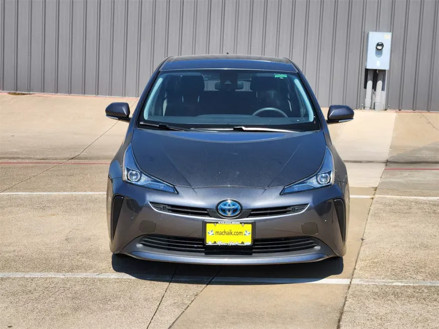 2019 Toyota Prius L photo 1