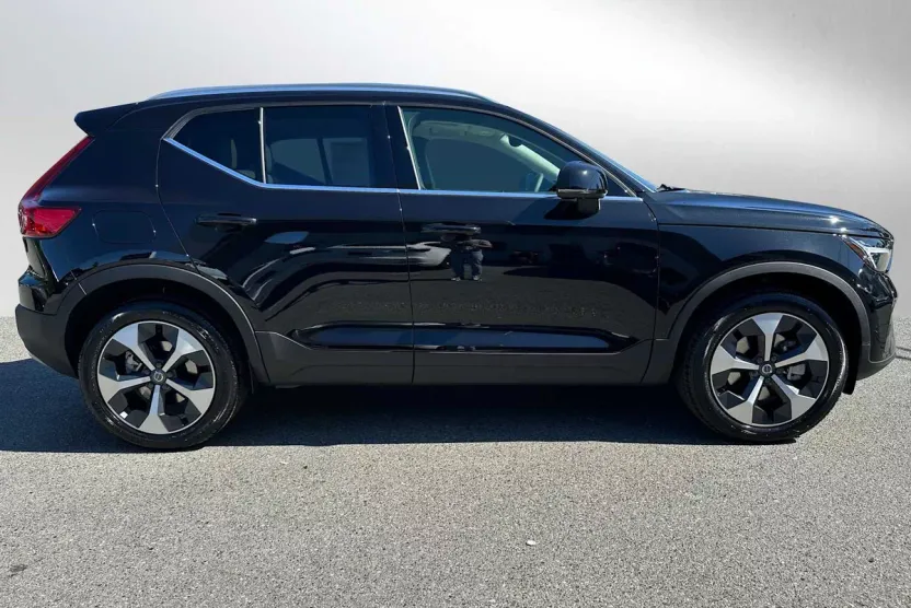 2025 Volvo XC40 Plus photo 1