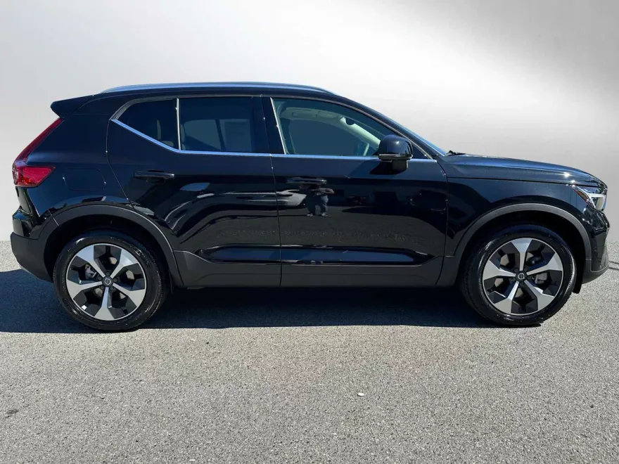 2025 Volvo XC40 Plus photo 1