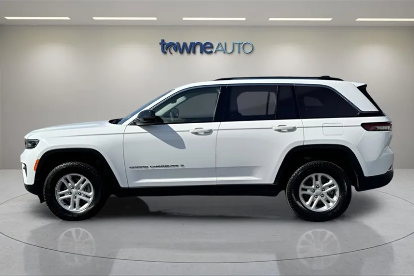 2023 Jeep Grand Cherokee Laredo photo 1