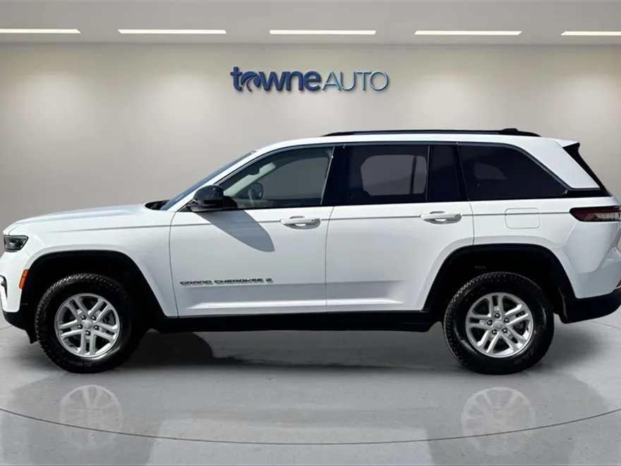 2023 Jeep Grand Cherokee Laredo photo 1