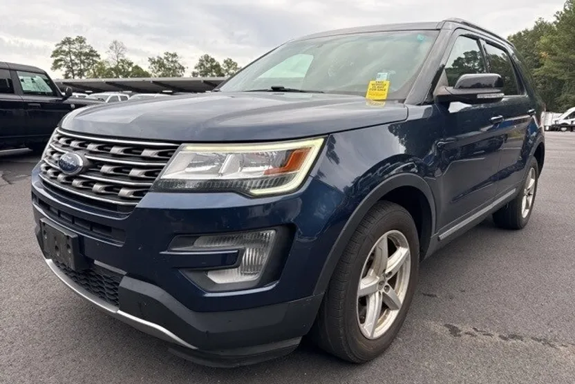 2017 Ford Explorer XLT photo 1