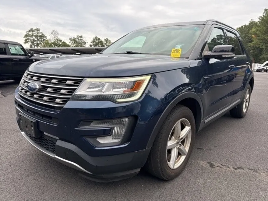 2017 Ford Explorer XLT photo 1