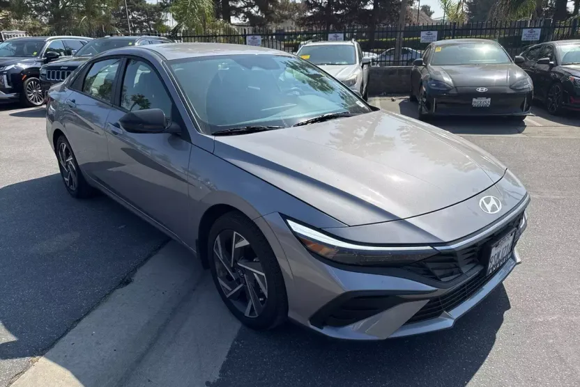 2025 Hyundai Elantra SEL Sport photo 1