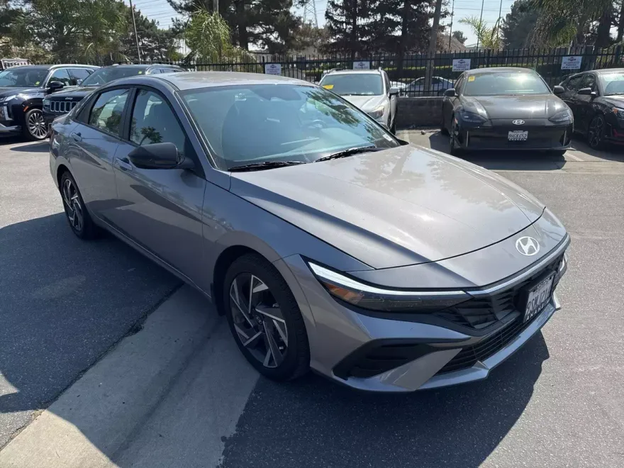 2025 Hyundai Elantra SEL Sport photo 1