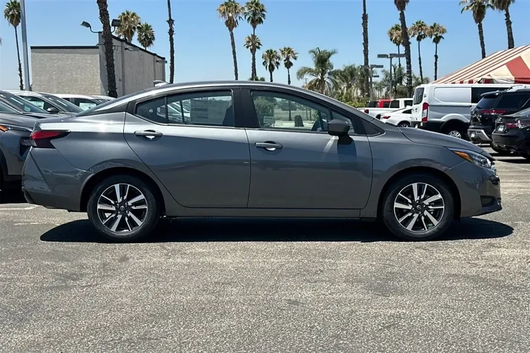 2025 Nissan Versa 1.6 SV photo 1