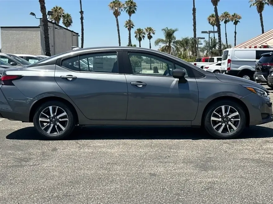 2025 Nissan Versa 1.6 SV photo 1
