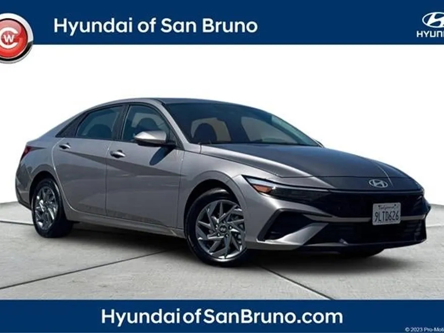 2024 Hyundai Elantra SEL photo 1