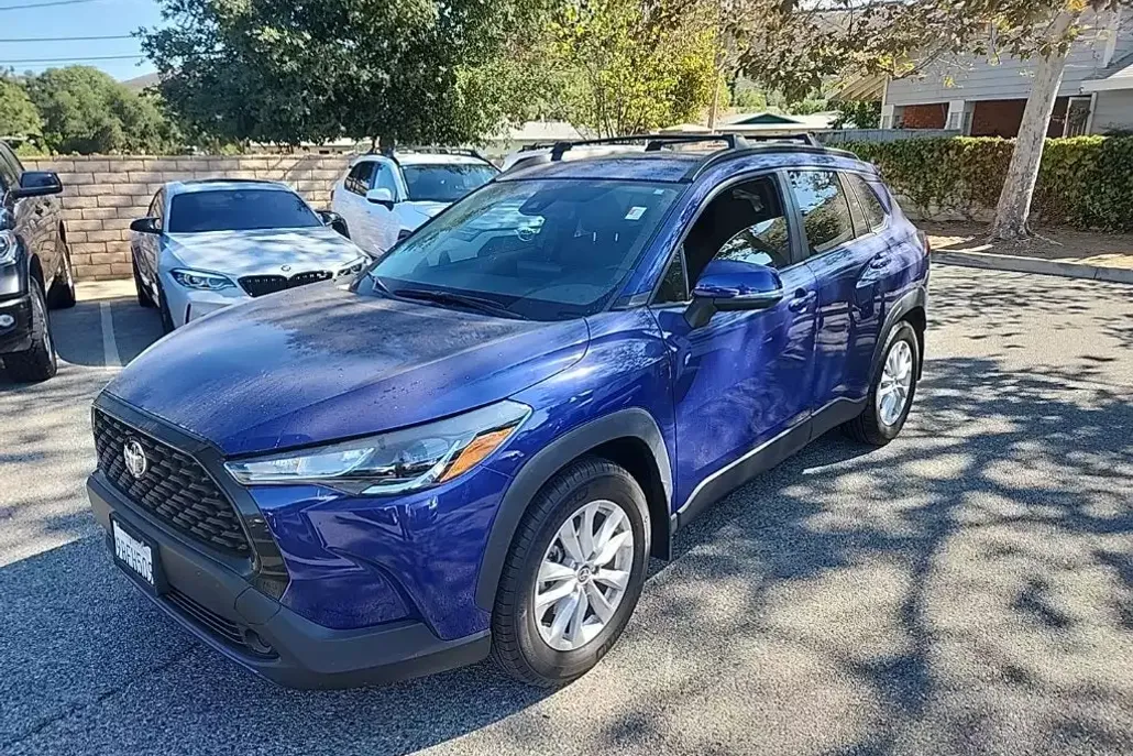 2022 Toyota Corolla Cross LE photo 1