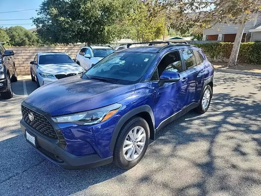 2022 Toyota Corolla Cross LE photo 1