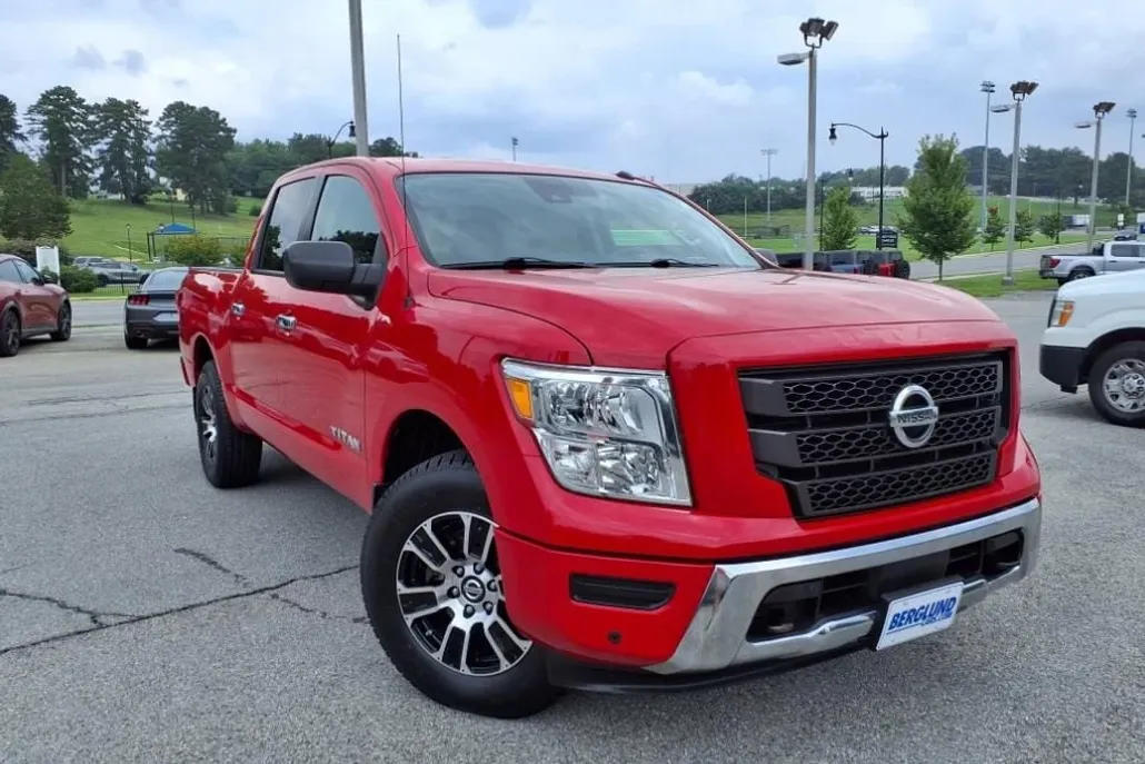 2021 Nissan Titan SV Crew Cab photo 1