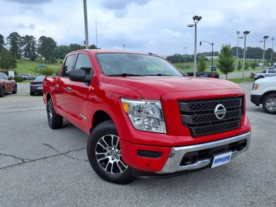2021 Nissan Titan SV Crew Cab photo 1