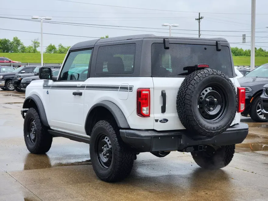 2023 Ford Bronco Black Diamond photo 1
