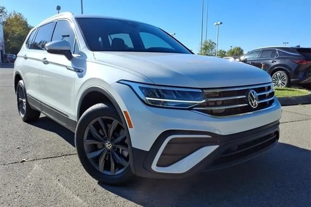 2023 Volkswagen Tiguan SE photo 1