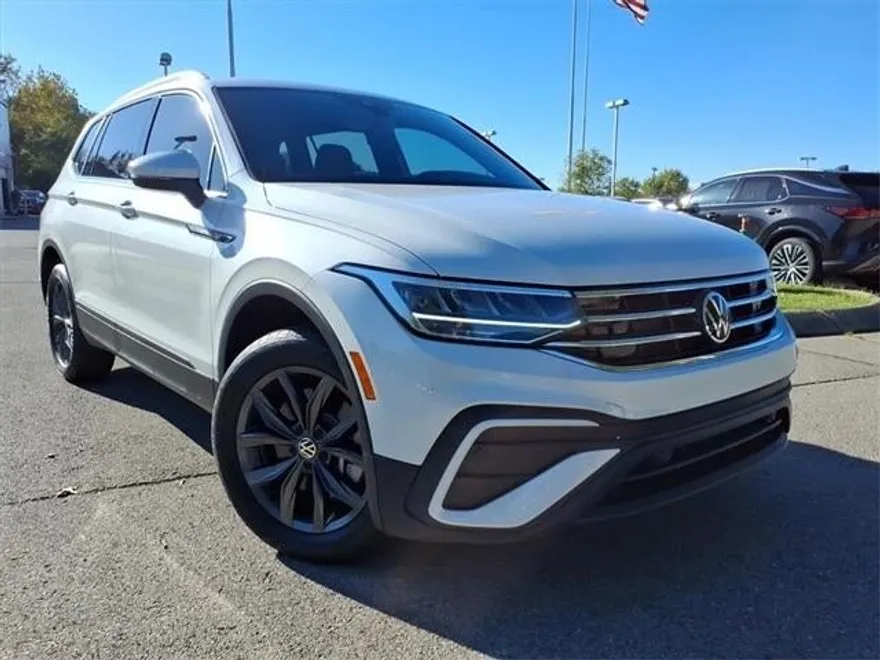 2023 Volkswagen Tiguan SE photo 1