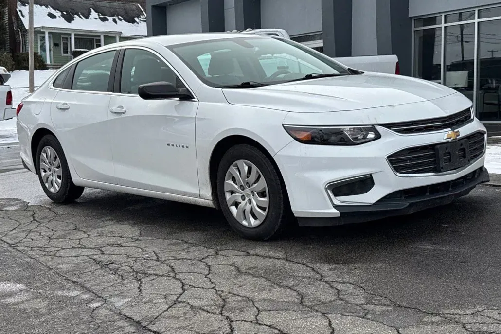 2016 Chevrolet Malibu L photo 1