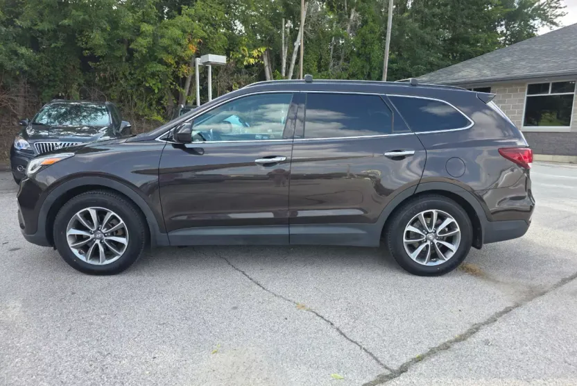 2017 Hyundai Santa Fe SE photo 1