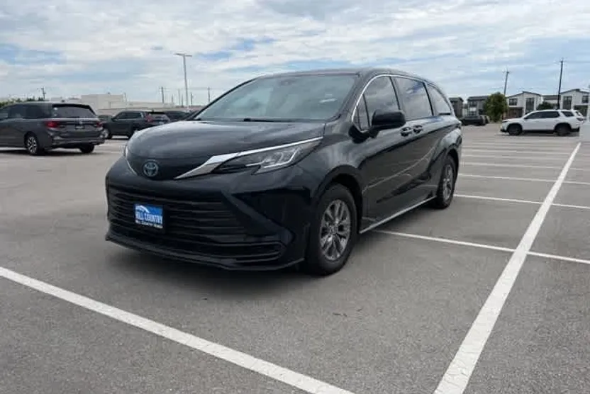 2023 Toyota Sienna LE photo 1