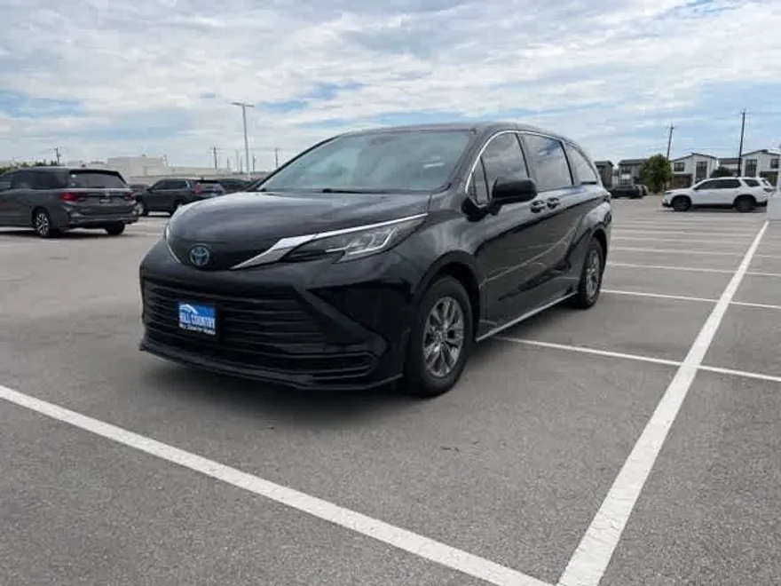 2023 Toyota Sienna LE photo 1