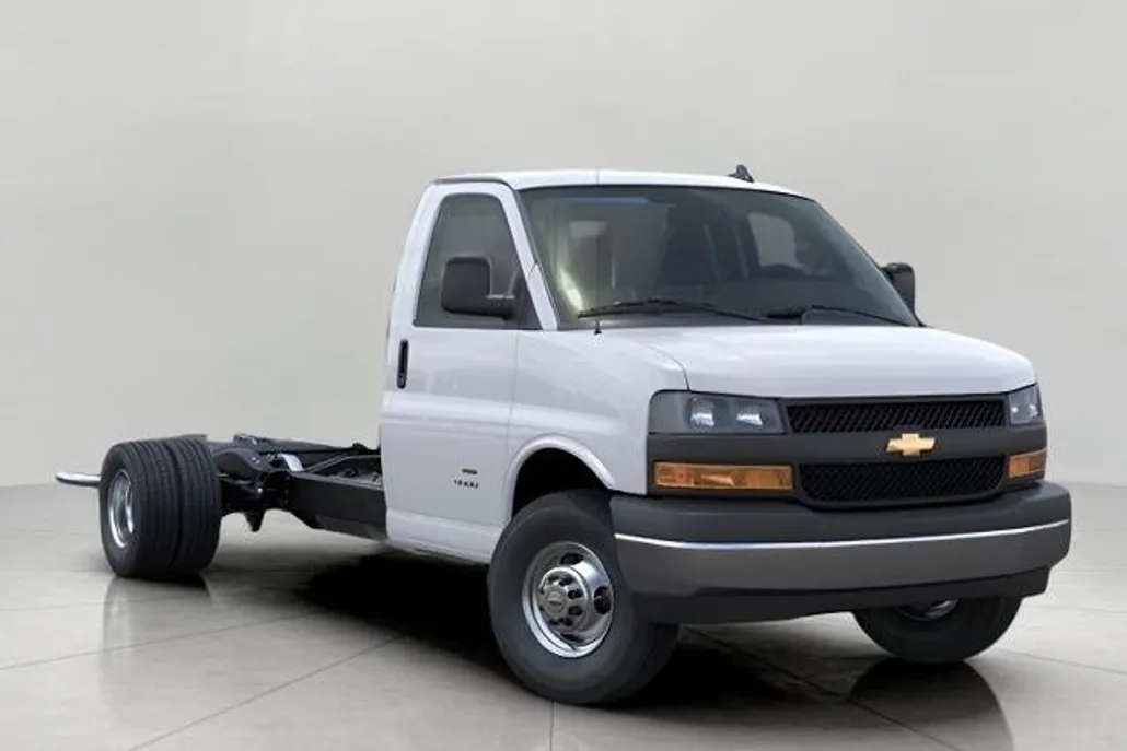 2025 Chevrolet Express Cutaway 3500 Base photo 1