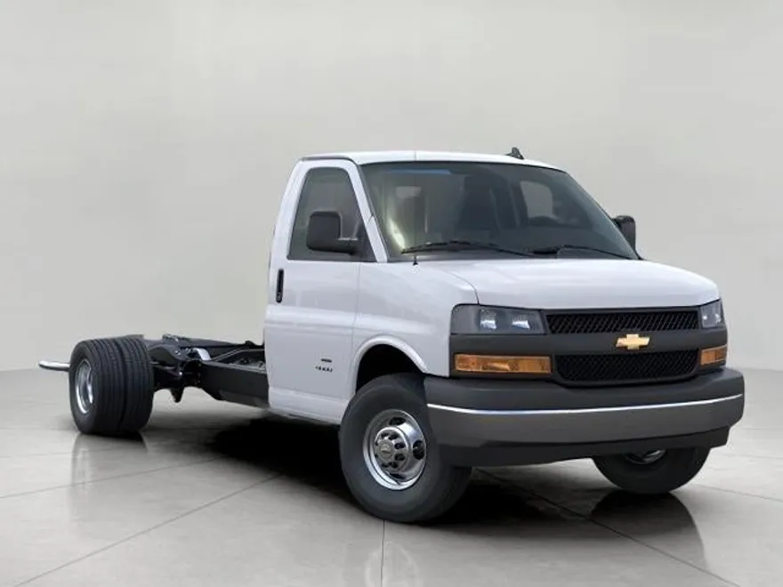 2025 Chevrolet Express Cutaway 3500 Base photo 1