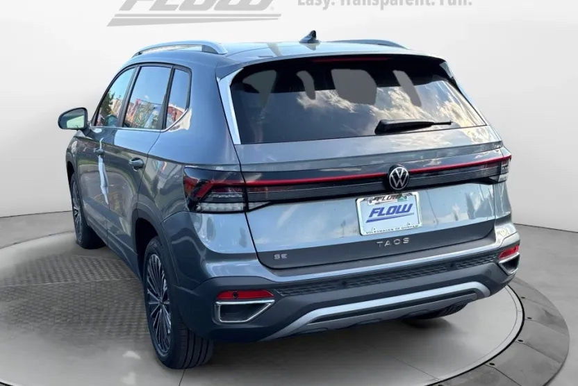 2025 Volkswagen Taos SE photo 1