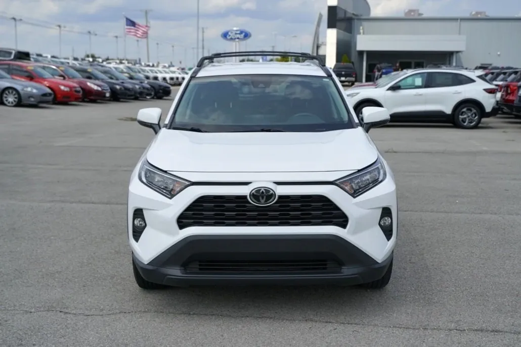 2021 Toyota RAV4 XLE photo 1