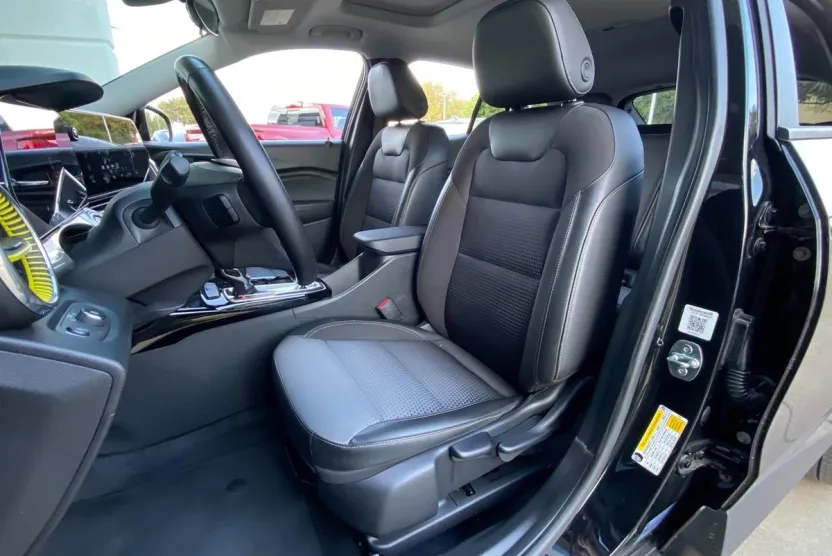 2024 Chevrolet Trax LT photo 1