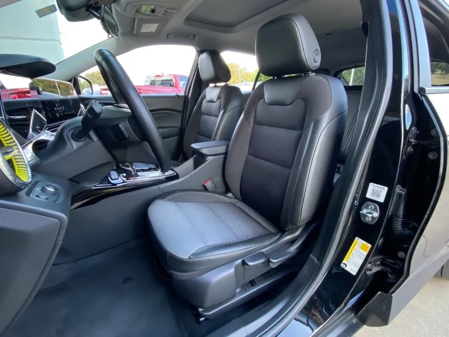 2024 Chevrolet Trax LT photo 1