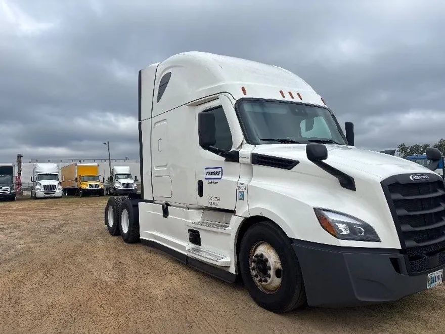 2021 Freightliner Cascadia 126" Sleeper Cab photo 1