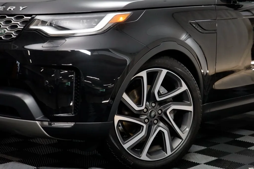 2025 Land Rover Discovery S photo 1