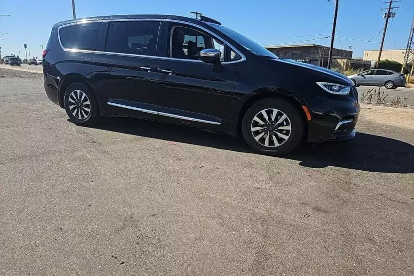 2023 Chrysler Pacifica Hybrid Limited photo 1