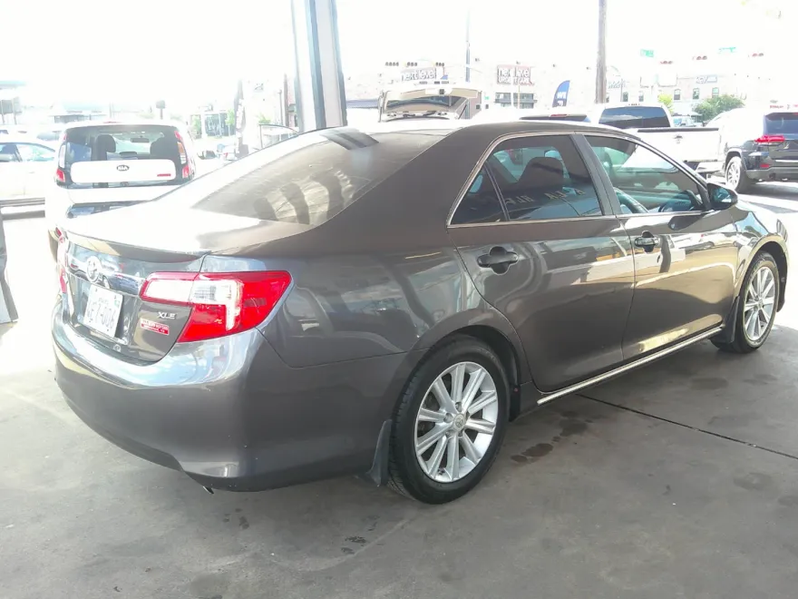 2012 Toyota Camry SE photo 1