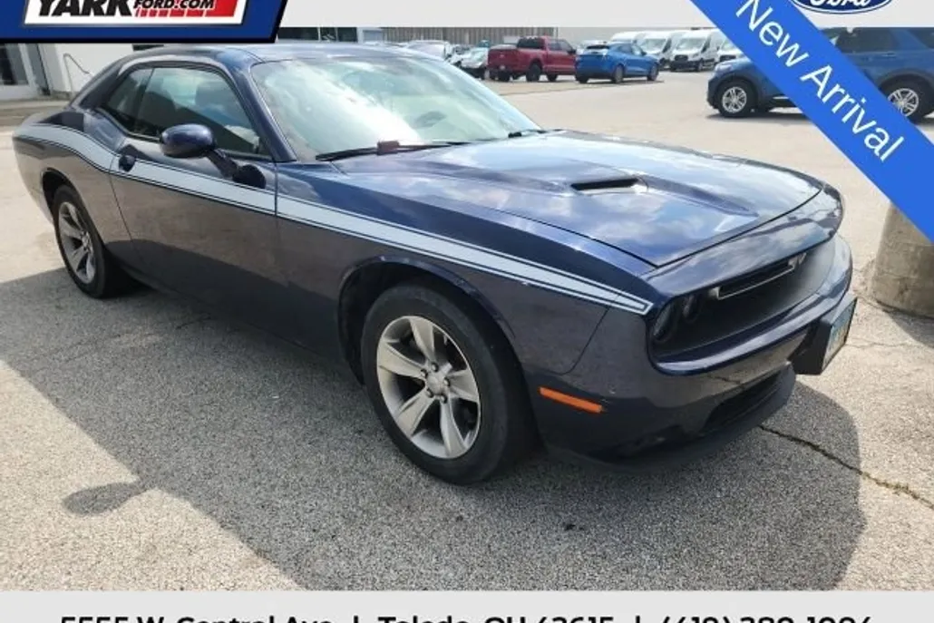 2016 Dodge Challenger SXT photo 1