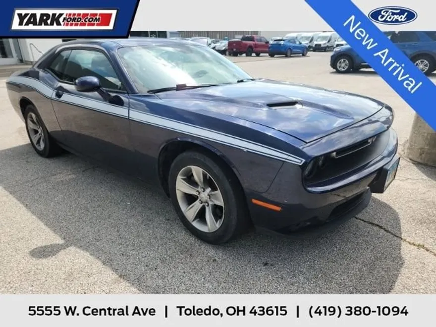 2016 Dodge Challenger SXT photo 1