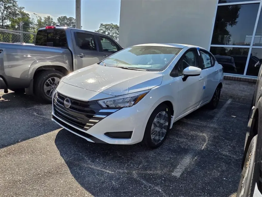 2025 Nissan Versa 1.6 SV photo 1