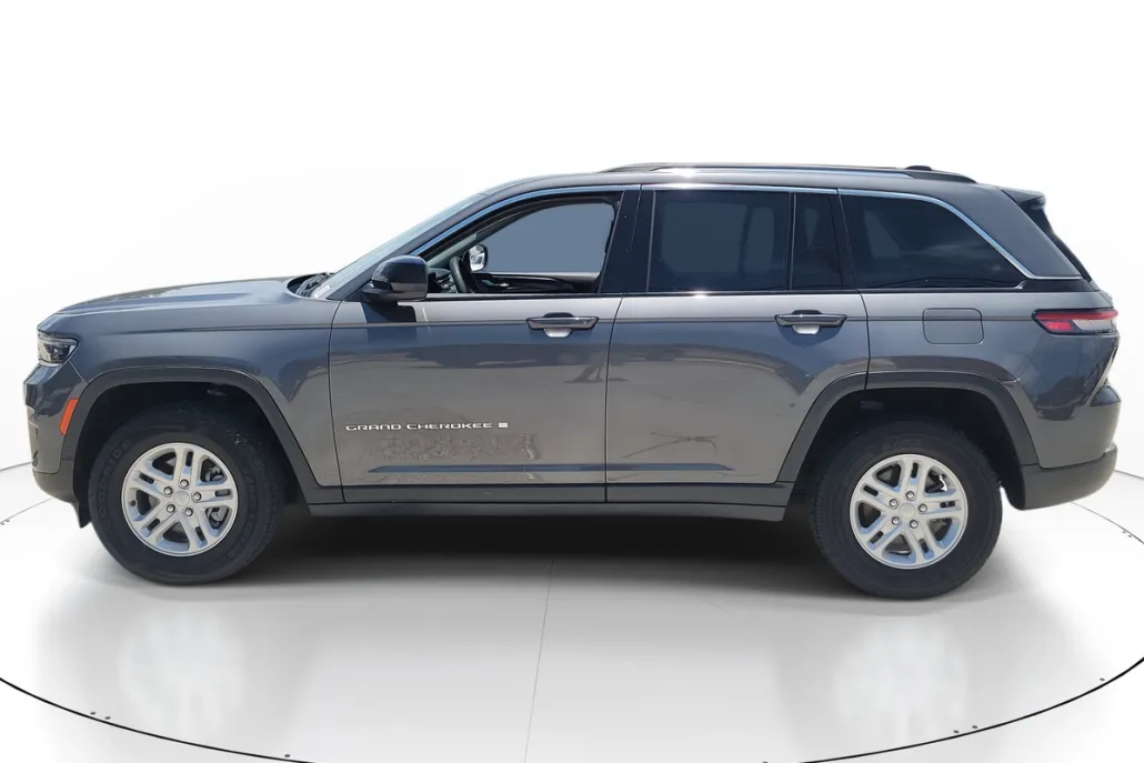 2023 Jeep Grand Cherokee Laredo photo 1