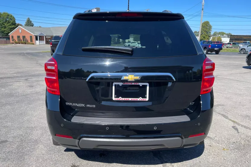 2017 Chevrolet Equinox LT photo 1
