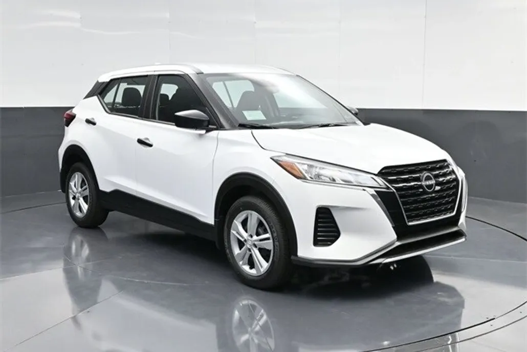 2025 Nissan Kicks Play S photo 1