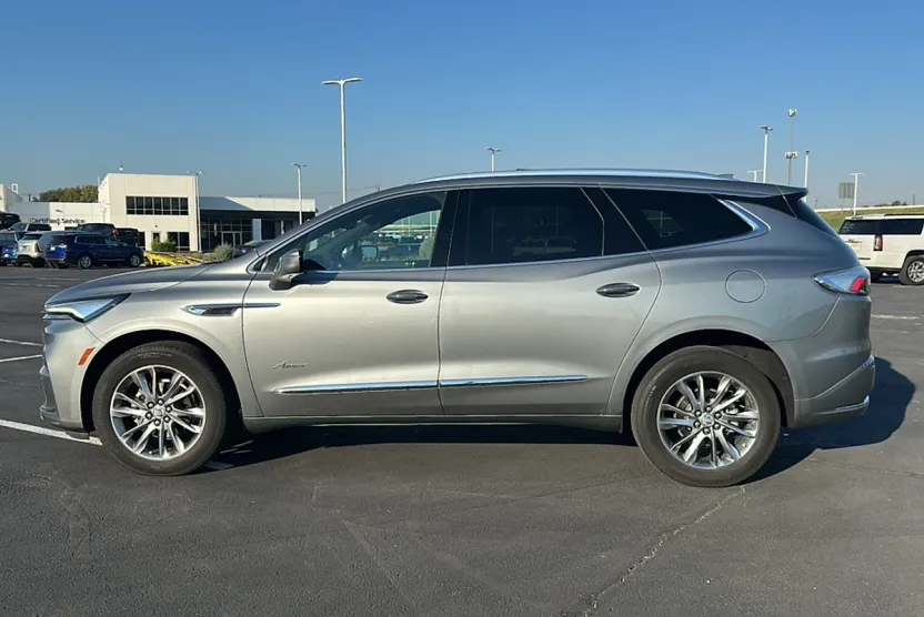 2023 Buick Enclave Avenir photo 1