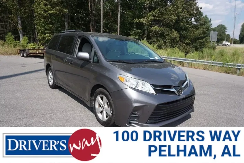 2018 Toyota Sienna LE photo 1