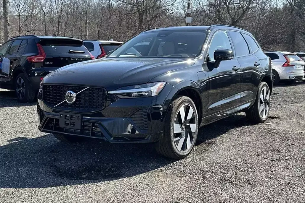 2025 Volvo XC60 Hybrid T8 Plus photo 1