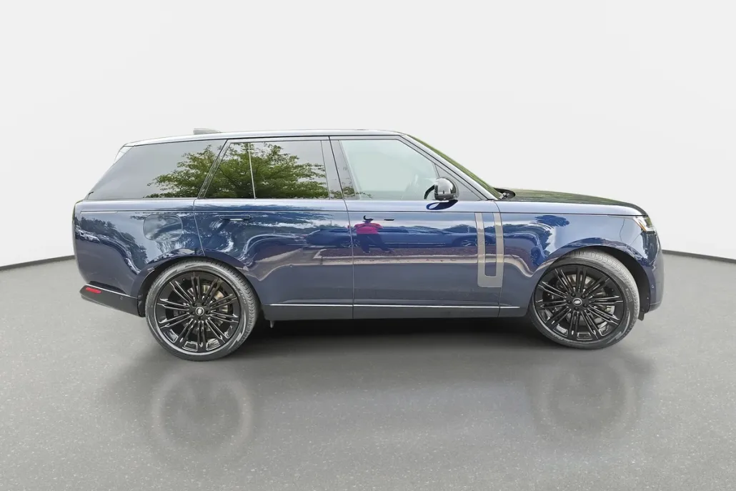 2023 Land Rover Range Rover SE photo 1